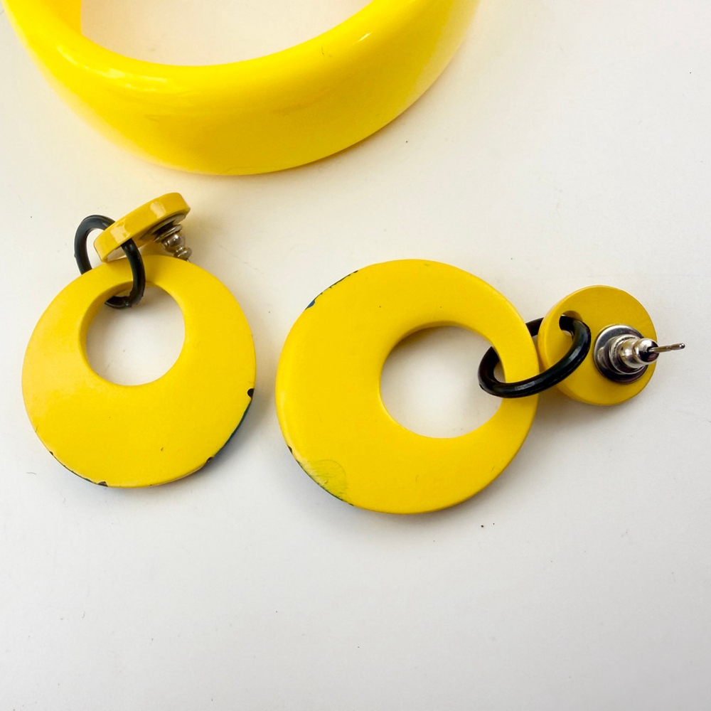 Vintage Yellow Acrylic Bangle Bracelet and Earrings Set Mod Memphis Style 1980s - Picture 5 of 8